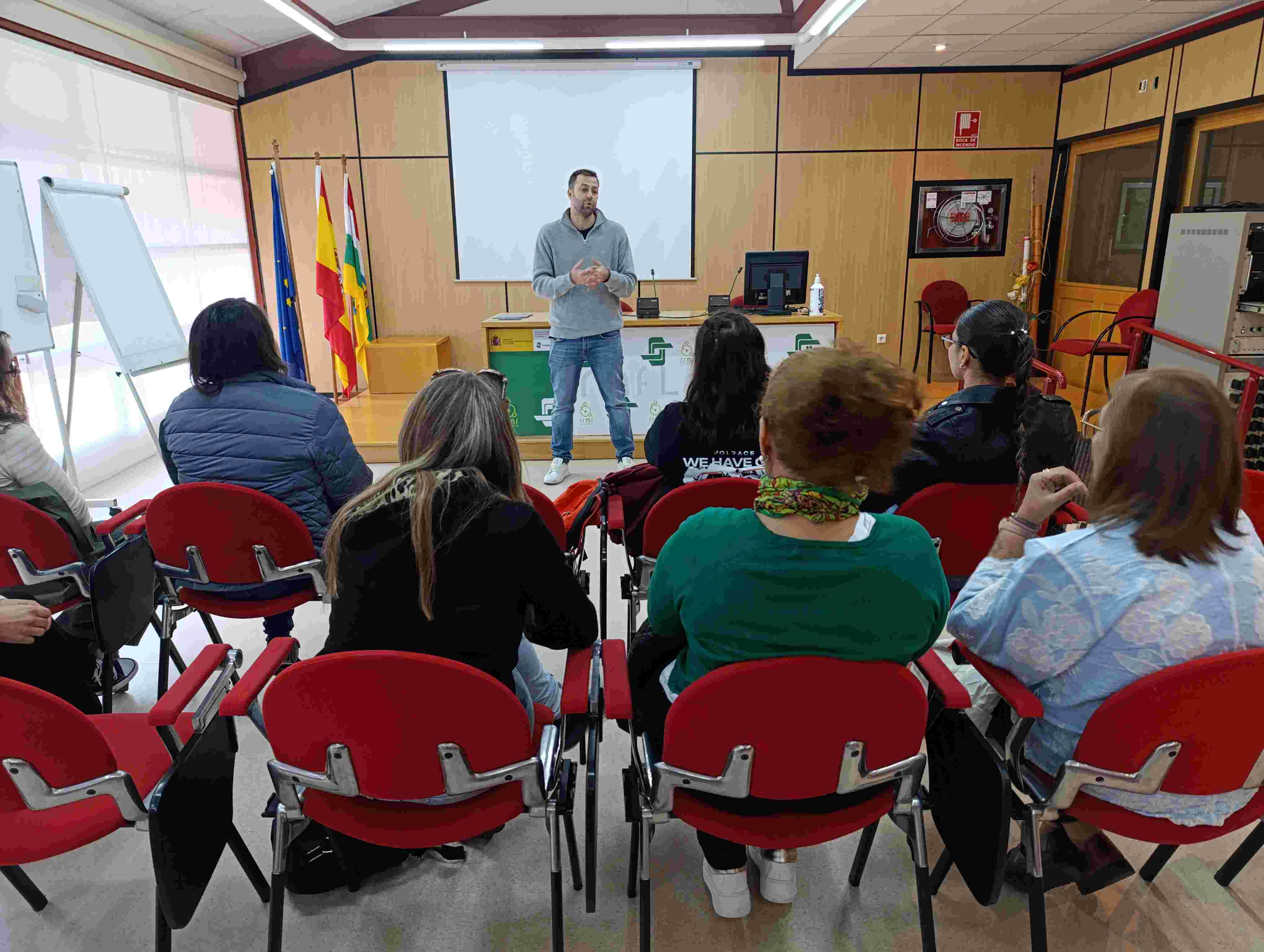Un momento de la visita del alumnado de Atención Sociosanitaria a Personas Dependientes en el Domicilio al CRMF de Lardero.