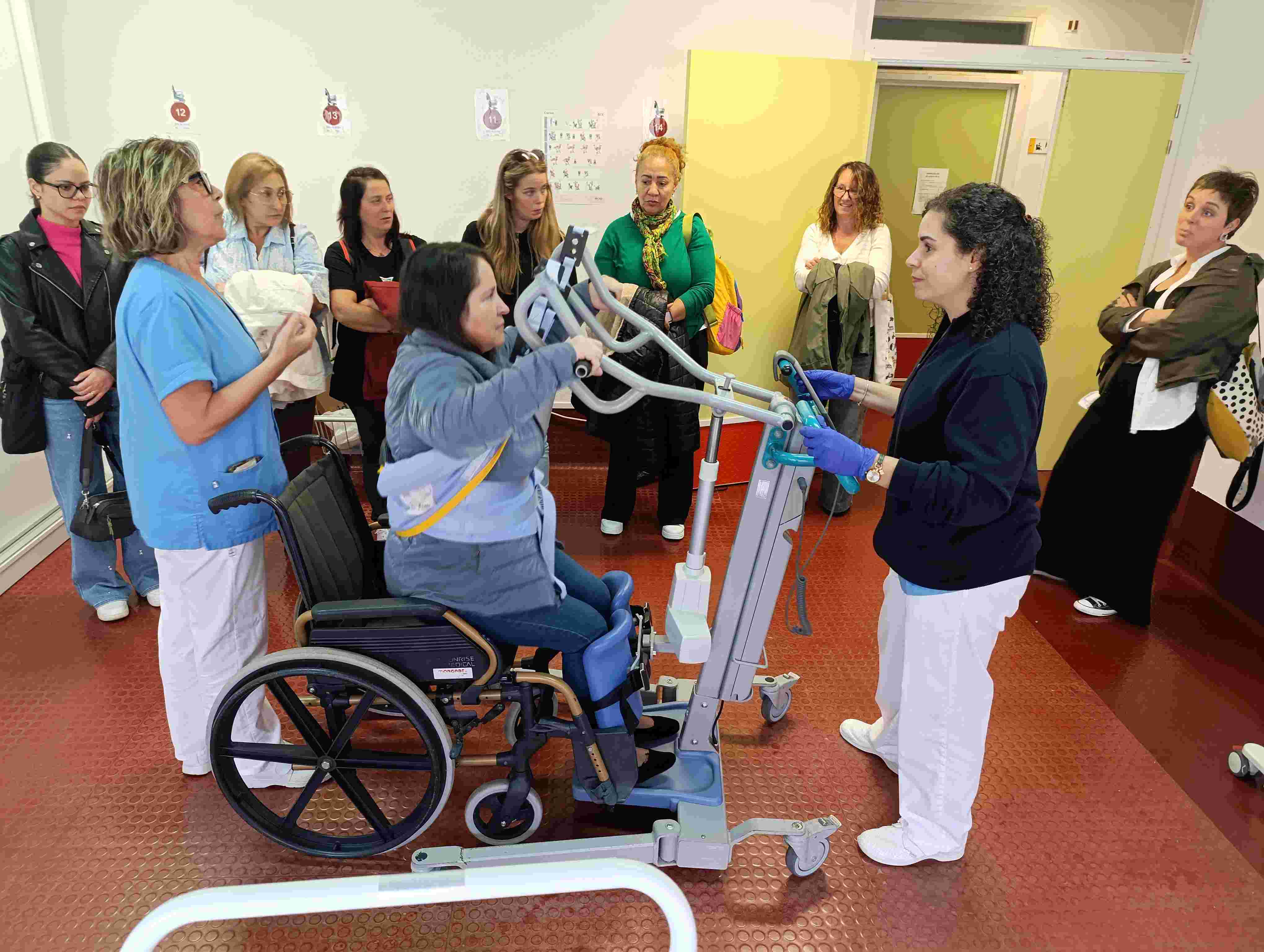 Un momento de la visita del alumnado de Atención Sociosanitaria a Personas Dependientes en el Domicilio al CRMF de Lardero.