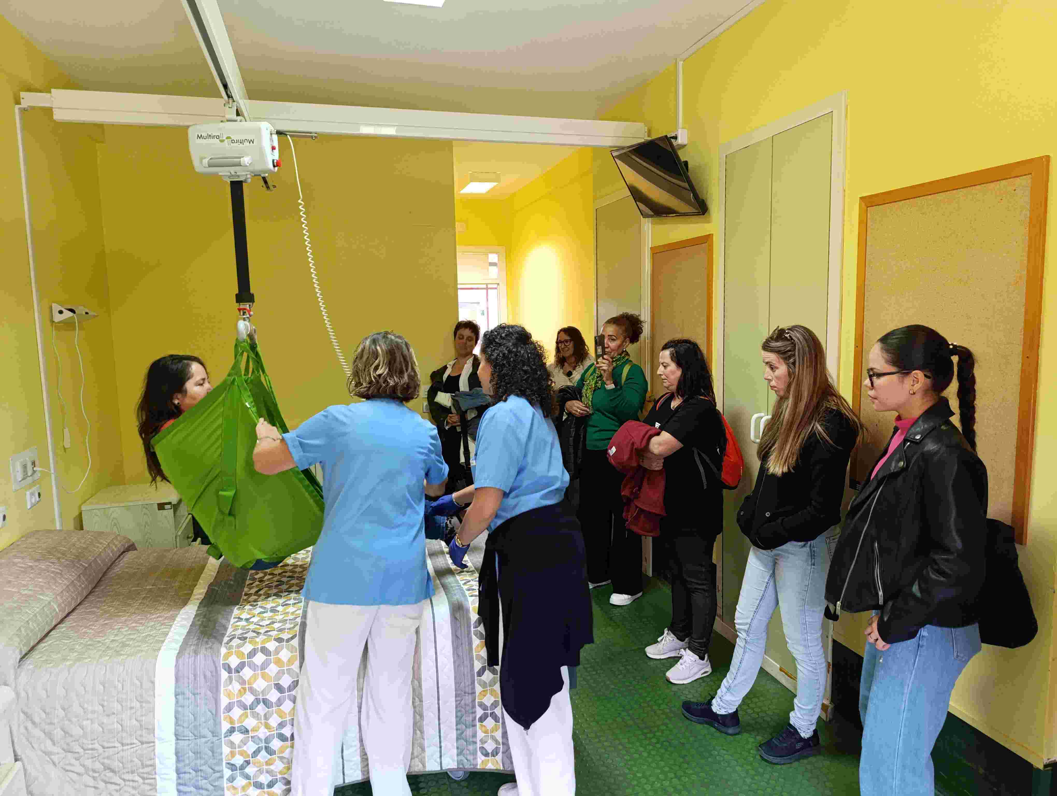 Un momento de la visita del alumnado de Atención Sociosanitaria a Personas Dependientes en el Domicilio al CRMF de Lardero.