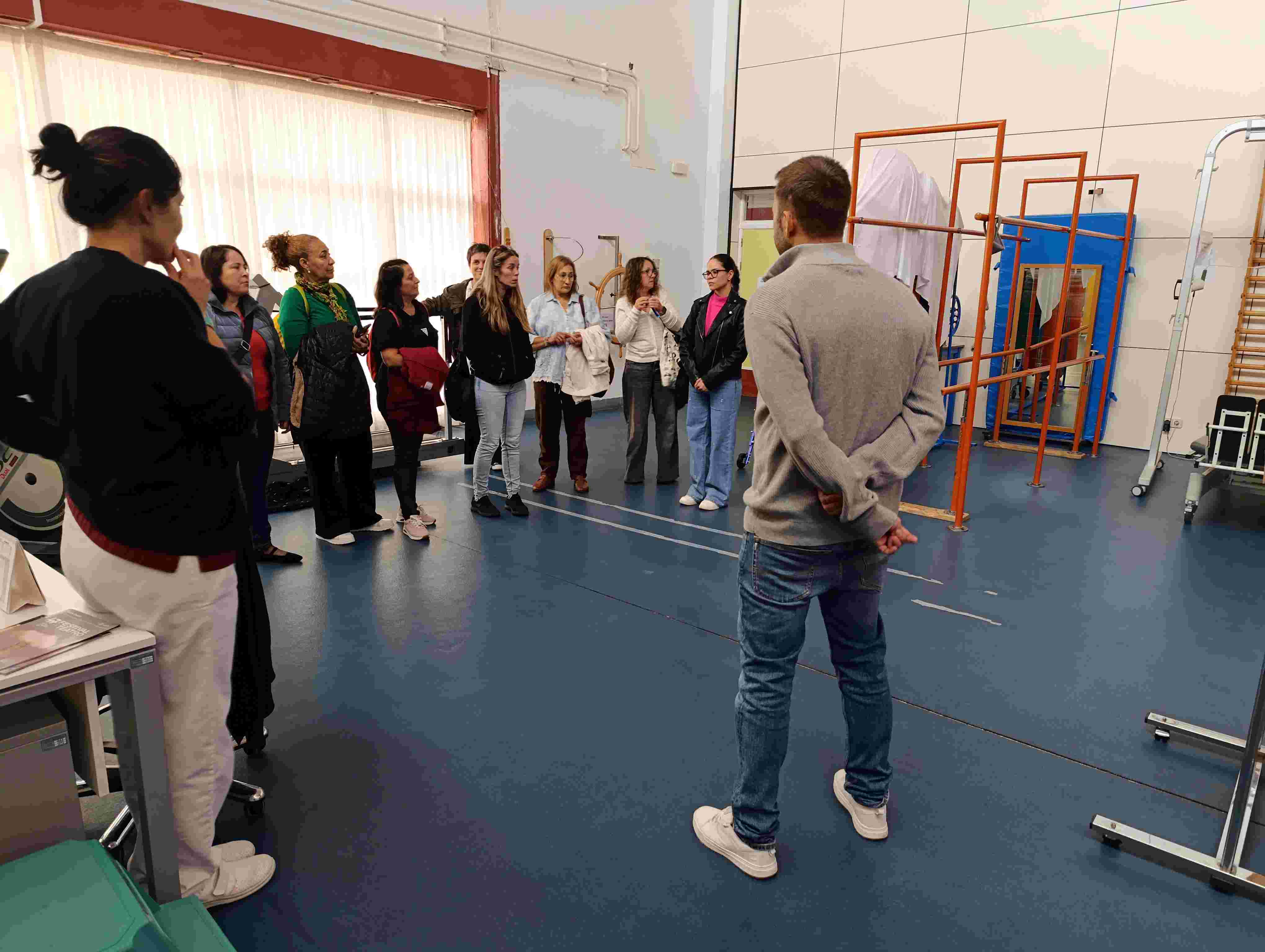 Un momento de la visita del alumnado de Atención Sociosanitaria a Personas Dependientes en el Domicilio al CRMF de Lardero.