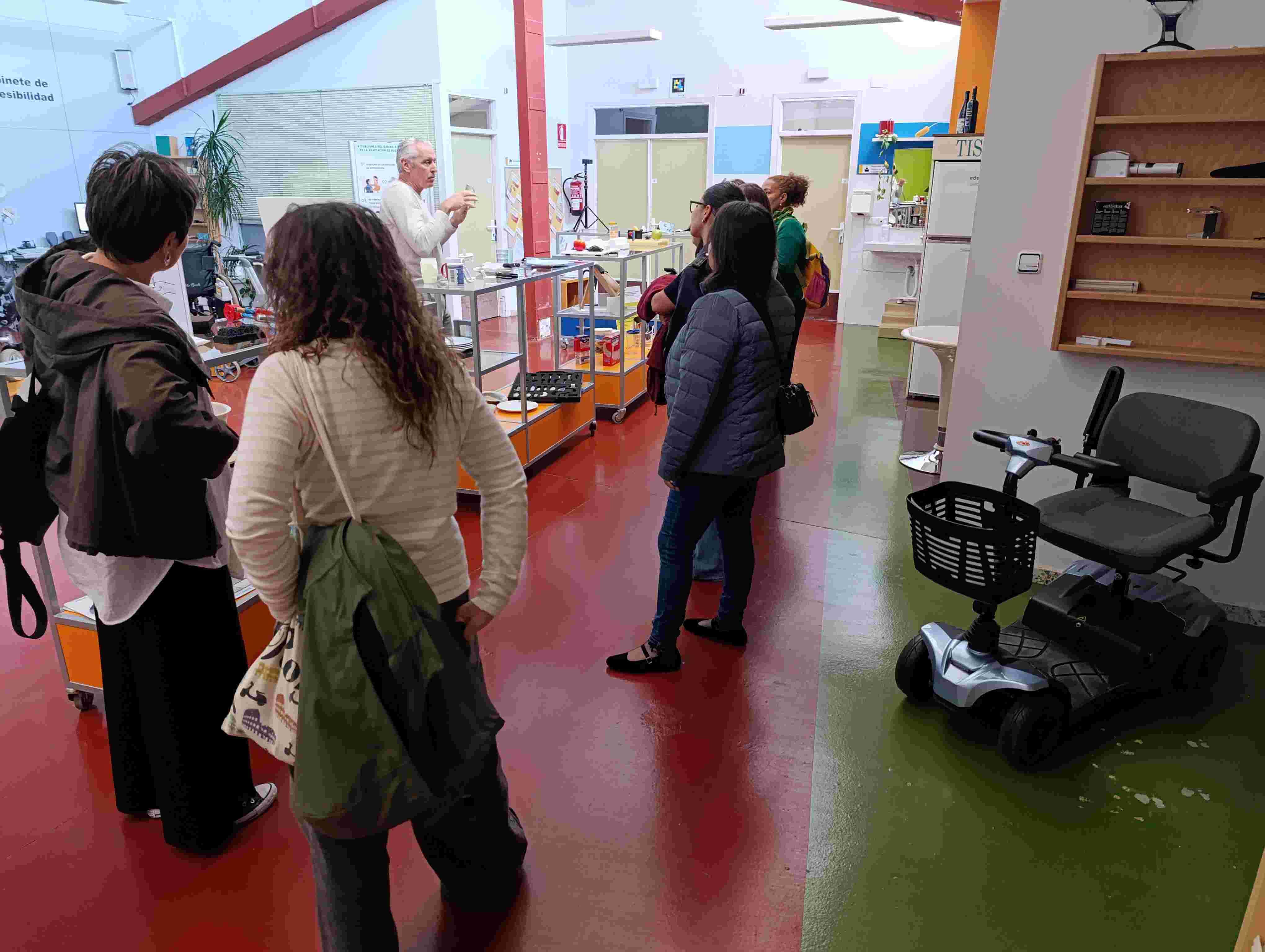 Un momento de la visita del alumnado de Atención Sociosanitaria a Personas Dependientes en el Domicilio al CRMF de Lardero.